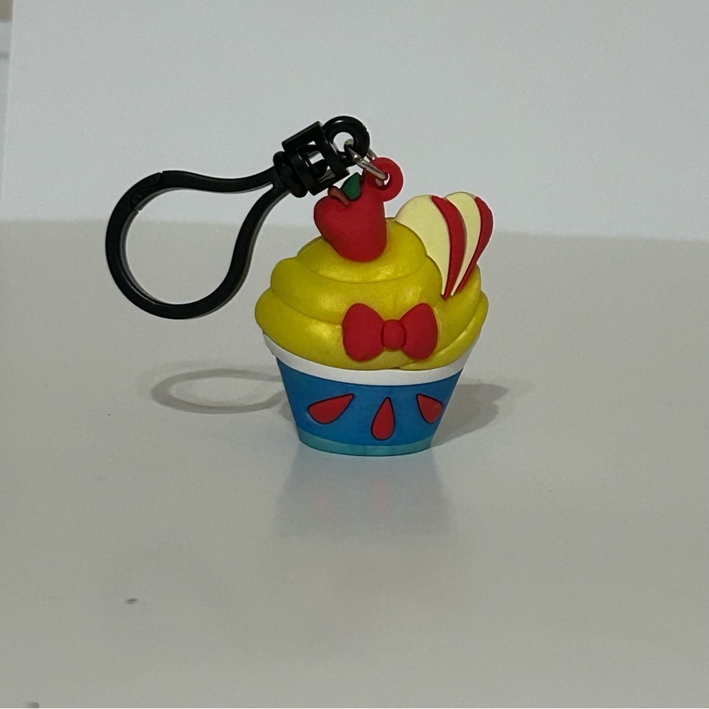 Disney Princess Series 49 Snow White Cupcake Clip Keychain